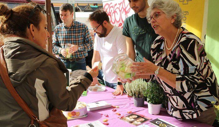Foto mit Stand beim Kürbisfest 2018 vor der Apostel-Paulus-Kirche