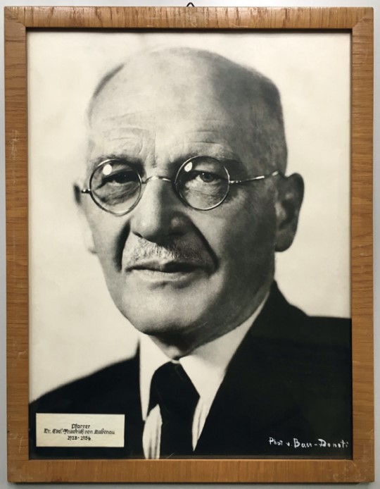 Altes Foto von Pfarrer von Rabeau