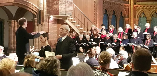 Dirigent, Gesangssolisten und Chor beim Jubiläumsgottesdienst in der Apostel-Paulus-Kirche
