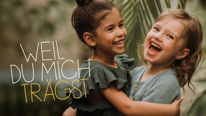 Symbolfoto mit zwei Kindern, die sich umarmen, und Text "Weil du mich trägst"