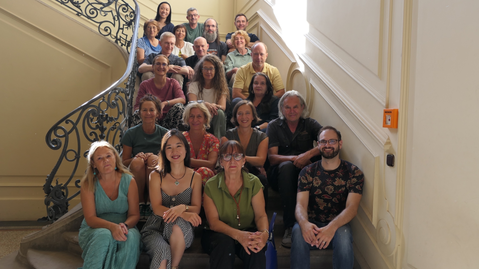 Foto des Charlottenburger Kammerchores auf einer Treppe sitzend