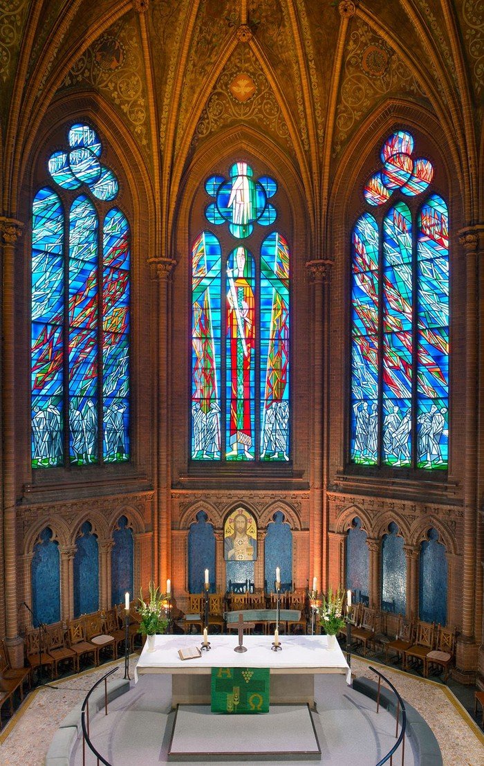 Foto vom Chorraum der Apostel-Paulus-Kirche mit den drei großen Glasfenstern