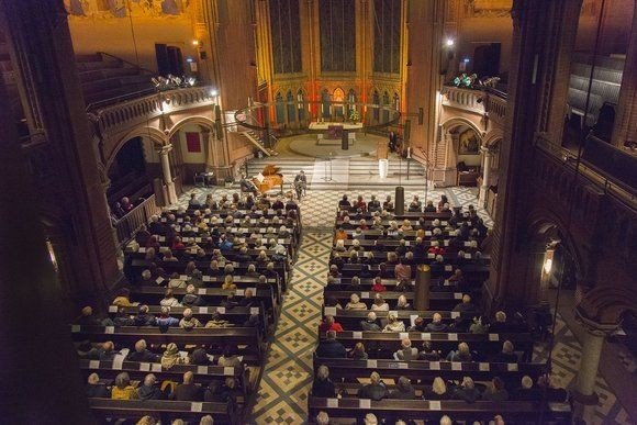 Foto von der Orgelempore in den Kirchenraum bei der Gedenkveranstaltung zum Holocaust-Gedenktag 2020