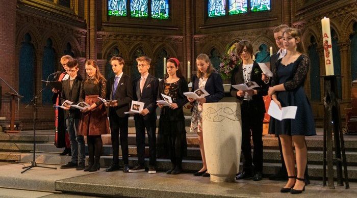 Foto mit Konfirmanden im Altarraum der Apostel-Paulus-Kirche