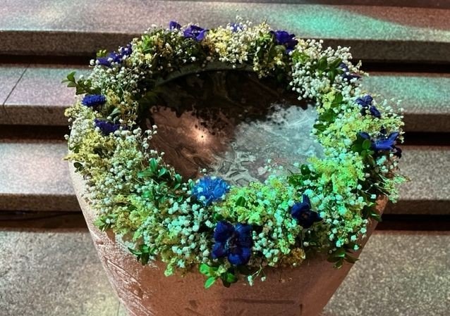 Foto mit Taufstein in der Apostel-Paulus-Kirche