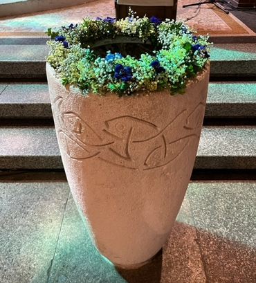 Foto mit Taufstein in der Apostel-Paulus-Kirche