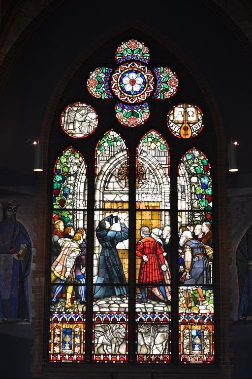 Foto mit Luther-Fenster in der Apostel-Paulus-Kirche