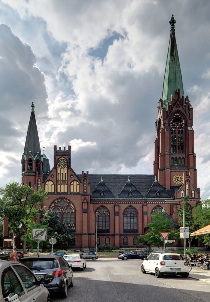 Foto mit Außenansicht der Apostel-Paulus-Kirche