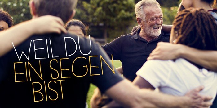 Symbolbild mit Menschen, die sich umarmen, dazu Text "Weil du ein Segen bist"