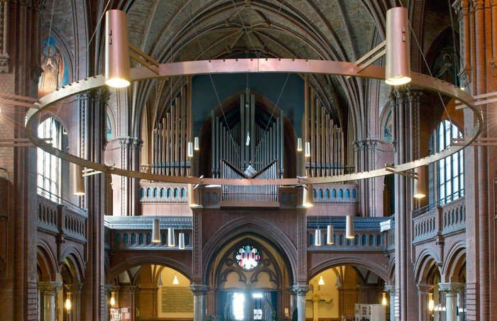 Foto mit Orgel der Apostel-Paulus-Kirche