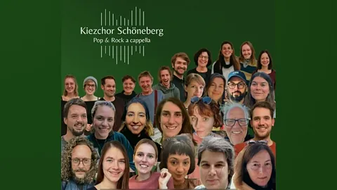 Foto des Kiezchores Schöneberg mit Gesichtern auf grünem Hintergrund
